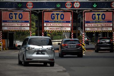 Kendaraan memasuki gerbang tol Cempaka Putih di Jakarta. TEMPO/Tony Hartawan