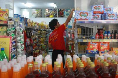 Karyawan menata etalase produk di minimarket Alfamart, Jakarta. Dok. TEMPO/ Rosdianahangka