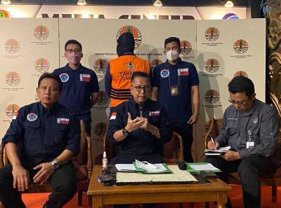 Dirjen Gakkum KLHK Rasio Ridho Sani (tengah) dan jajarannya memperlihatkan tersangka kasus pencemaran PT SIPP di Jakarta, 27 September 2022. ANTARA/Prisca Triferna