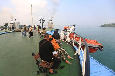 Penumpang berada di atas kapal ASDP di Dermaga Eksekutif Pelabuhan Merak, Banten, Jawa Barat, 7 Juli 2022. TEMPO/Subekti