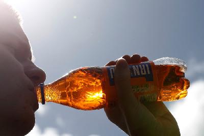 Warga meminum minuman berkarbonasi di Skotlandia, Inggris. REUTERS/Russell Cheyne