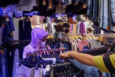 Warga berbelanja pakaian bekas di Pasar Senen Blok III, Jakarta, 26 April 2022. Tempo/Magang/Faisal Ramadhan