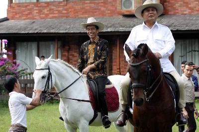 Presiden Joko Widodo (kiri) dan Prabowo Subianto di Hambalang, Kabupaten Bogor, Jawa Barat. Dok Tempo/Dhemas Reviyanto Atmodjo