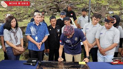 Menteri Pariwisata dan Ekonomi Kreatif Sandiaga Uno bersama dengan Kepala Kantor Wilayah I BCA Cianjur Weminto Suryadi (berbatik biru) melakukan kunjungan ke Situs Gunung Padang, Padang pada Kamis, 22 September 2022.