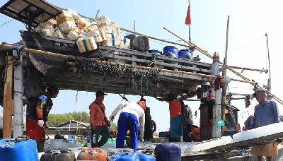 Nelayan menyiapkan BBM jenis solar subsidi untuk perbekalan melaut di Karangsong, Indramayu, Jawa Barat, 30 Agustus 2022. ANTARA/Dedhez Anggara