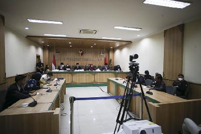 Ketua Majelis Sidang Puadi (kedua kiri) memimpin sidang dengan agenda pembacaan putusan dugaan pelanggaran administrasi pemilu di Gedung Bawaslu, Jakarta, 13 September 2022.  ANTARA/Rivan Awal Lingga