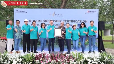 Jajaran direksi Sinar Mas Land, Hongkong Land, dan juga Tim Green Building Council Indonesia (GBCI) dalam acara penerimaan sertifikasi Platinum Greenship dari Green Building Council Indonesia untuk kawasan NavaPark BSD City.