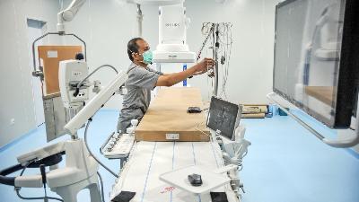 Tenaga kesehatan memeriksa ruangan cathlab Instalasi Radiologi RSUD Bandung Kiwari, di Bandung, Jawa Barat, 11 Januari 2022. ANTARA/Raisan Al Farisi