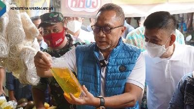 Menteri Perdagangan Zulkifli Hasan bertemu dengan masyarakat umum dan pedagang di Pasar Dukuh Kupang, Surabaya.