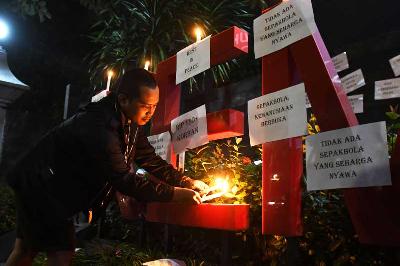 Suporter menyalakan lilin dalam aksi keprihatinan Tragedi Stadion Kanjuruhan di depan Kantor Kementerian Pemuda dan Olah Raga, Jakarta, 2 Oktober 2022. ANTARA/Aditya Pradana Putra