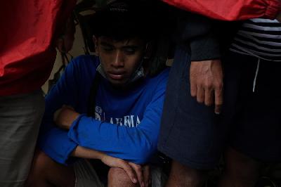 Keluarga korban menunggu identifikasi kerusuhan usai pertandingan sepak bola Arema melawan Persebaya di Malang, Jawa Timur, 2 Oktober 2022. REUTERS/Rizki Dwi Putra 