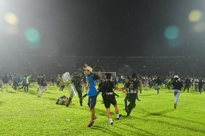 Suporter masuk ke lapangan usai pertandingan BRI Liga 1 antara Arema melawan Persebaya di Stadion Kanjuruhan, Malang, Jawa Timur, 1 Oktober 2022. REUTERS/Rizki Dwi Putra
