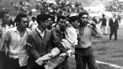 Tragedi di stadion sekpakbola The Estadio Nacional, di Lima, Peru, 26 Mei 1964.. PERUVIAN INSTITUTE OF SPORT