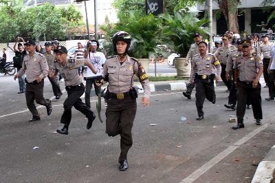 Bentrokan antara Mahasiswa dan polisi dalam unjuk rasa peringatan 13 tahun reformasi di Menteng, Jakarta, 2011. Dok Tempo/Aditia Noviansyah