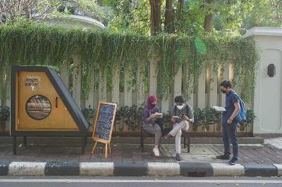 Warga membaca buku di dekat perpustakaan bersama Bookhive Jakarta di Taman Situ Lembang, Jakarta. Dok Tempo/Muhammad Hidayat