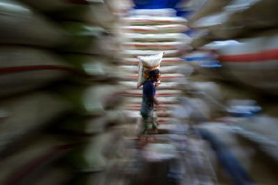 Aktivitas bongkar muat beras di Pasar Induk Beras, Cipinang, Jakarta, 29 Agustus 2022. Tempo/Tony Hartawan