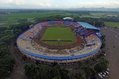 Foto udara kondisi Stadion Kanjuruhan usai kerusuhan di stadion tersebut, Malang, Jatim, 2 Oktober 2022. ANTARA/Naufal Ammar