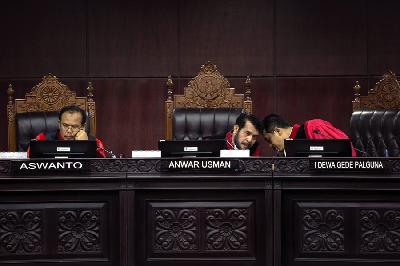 Hakim Mahkamah Konstitusi, Aswanto (kiri), memimpin sidang di Mahkamah Konstitusi, Jakarta, 10 Juli 2017. Dok. TEMPO/Rizki Putra
