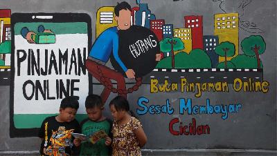 Mural himbauan waspada pinjaman online di kawasan Tempurejo, Surabaya, Jawa Timur, 2021. ANTARA/Didik Suhartono