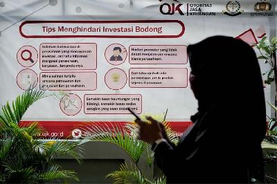 Poster edukasi investasi bodong di kantor Otoritas Jasa Keuangan (OJK) Yogyakarta, 2020. ANTARA/Andreas Fitri Atmoko