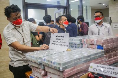 Barang bukti uang tunai hasil pengungkapan kasus pinjaman online ilegal di gedung Bareskrim Polri, Jakarta, 2021. TEMPO / Hilman Fathurrahman W