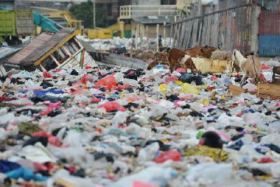 Tumpukan sampah di pemukiman nelayan Manunggal, Cilincing, Jakarta, 18 September 2022.TEMPO/ Febri Angga Palguna