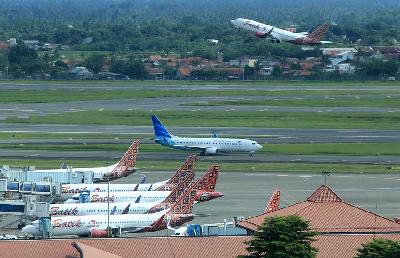Pesawat Garuda dan lpesawat lainnya di Bandara Soekarno Hatta, Jakarta, 29 April 2022. TEMPO/Subekti.