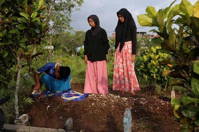 Pemakaman korban Peristiwa Kanjuruhan di Malang, Jawa Timur, 3 Oktober 2022. REUTERS/Rizki Dwi Putra