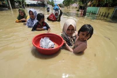 Warga Lhoksukon melintasi banjir di Aceh Utara, Aceh, 6 Oktober 2022. ANTARA/Rahmad