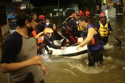 Petugas mengevakuasi warga terdampak banjir di Jalan Pondok Karya, Kawasan Mampang, Jakarta, 4 Oktober 2022. TEMPO / Hilman Fathurrahman W