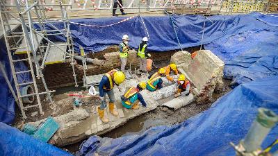 Temuan arkeologi berupa saluran air yang berada di proyek pembangunan jalur MRT Jakarta fase 2 CP-203 di kawasan Glodok, Jakarta Barat, 20 September 2022. TEMPO/Tony Hartawan
