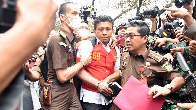 Ferdy Sambo ) dikawal petugas saat proses pelimpahan berkas perkara tahap dua di Gedung Kejaksaan Agung, Jakarta, 5 Oktober 2022. ANTARA/Indrianto Eko Suwarso