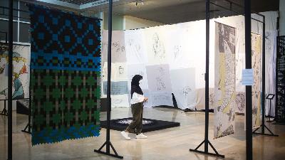 Pengunjung melihat karya yang dipamerkan dalam pameran POLA the Exhibition of Polish Contemporary Textile Art and Batik di Museum Nasional, Jakarta, 6 Oktober 2022. TEMPO/Hilman Fathurrahman W
