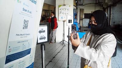 Warga memindai aplikasi PeduliLindungi saat masuk Pasar Baltos, Bandung, Jawa Barat, 12 September 2022. TEMPO/Prima mulia