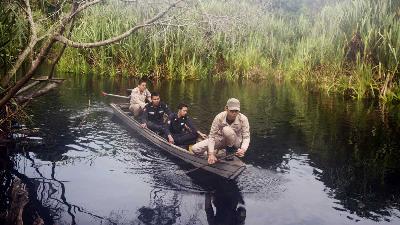 Sejumlah jagawana berpatroli menyusuri sungai di dalam kawasan Restorasi Ekosistem Riau di Kabupaten Pelalawan, Riau, November 2016/ANTARA/FB Anggoro