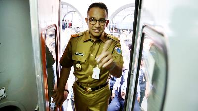 Gubernur DKI Jakarta Anies Baswedan di Stasiun Pasar Senen, Jakarta, Juni 2018. TEMPO/M Taufan Rengganis