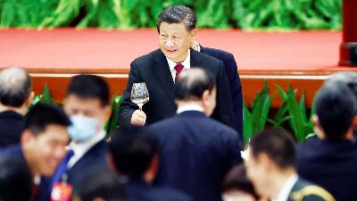 Kemunculan Presiden China Xi Jinping pada malam Hari Nasional China di Beijing, China 30 September 2022. REUTERS/Florence Lo