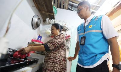 Direktur Utama PLN Darmawan Prasodjo meninjau rumah warga saat pilot project konversi kompor LPG ke kompor induksi di Surakarta, Juli 2022. Dok.PLN