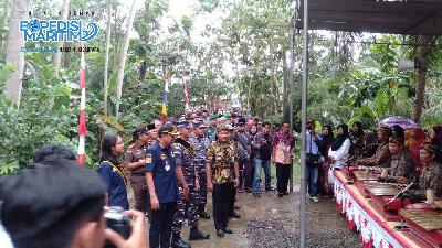 Tim Ekspedisi Maritim TNI AL & Tempo di sambut warga desa Dondong, Cilacap.