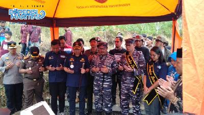Tim Ekspedisi Maritim TNI AL & Tempo berjiarah ke makam pejuang kemerdekaan di desa Dondong, Cilacap.