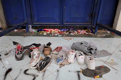 Sepatu milik korban kerusuhan usai pertandingan antara Arema melawan Persebaya  di Stadion Kanjuruhan, Malang, Jawa Timur, 3 Oktober 2022.  REUTERS/Willy Kurniawan