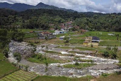 Kondisi Sungai Cibaruyan setelah banjir bandang yang menerjang lahan pertanian di Desa Sukahurip, Kecamatan Cihaurbeuti, Kabupaten Ciamis, Jawa Barat, 8 Oktober 2022. ANTARA/Adeng Bustomi