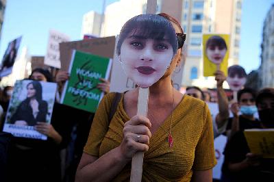Warga berunjuk rasa terkait kematian Mahsa Amini di Madrid, Spanyol, 1 Oktober 2022. REUTERS/Isabel Infantes