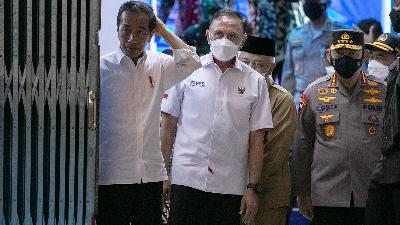 President Joko Widodo, accompanied by Indonesian Football Association (PSSI) Chairman Mochamad Iriawan (second left) and National Police Chief Gen. Listyo Sigit Praboowo (right), inspects the Kanjuruhan Stadium in Malang, East Java, in the aftermath of the tragedy, October 5.
TEMPO/Rizki Dwi Putra
