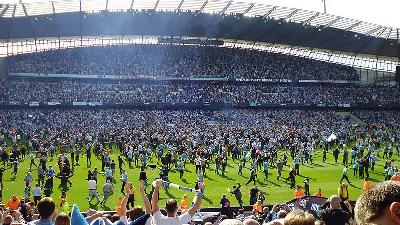 Manchester City supporters take to the pitch after their team was confirmed to win the English Premier League for the first time after 44 years of waiting at the Etihad Stadium in Manchester, England, May 13, 2012.
REUTERS/File Photo
