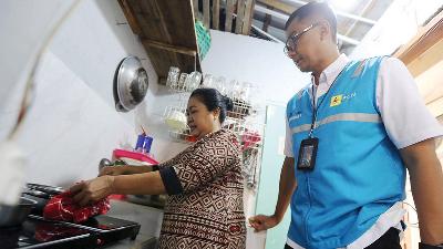 State electricity company PLN CEO Darmawan Prasodjo visits a resident’s house as part of the supervision process over the pilot project of the LPG-to-electric-stoves conversion in Solo, Central Java, in July.
PLN Doc.
