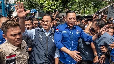 Democratic Party Chairman Agus Harimurti Yudhoyono (right) and Jakarta Governor Anies Baswedan  among their supporters after a meeting at Democratic Party office in Jakarta, October 7.
Antara/Muhammad Adimaja
