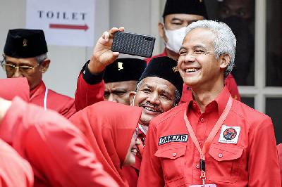 Gubernur Jawa Tengah Ganjar Pranowo (kanan) berswafoto usai pembukaan Rapat Kerja Nasional II PDI Perjuangan di Jakarta, 21 Juni 2022. ANTARA/M Risyal Hidayat