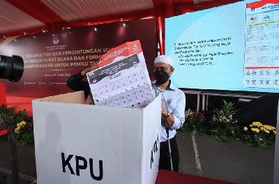 Peserta mengikuti simulasi pemungutan dan penghitungan suara dengan desain surat suara dan formulir yang disederhanakan untuk pemilu 2024 di Kantor KPU, Jakarta, 22 Maret 2022. ANTARA/Reno Esnir