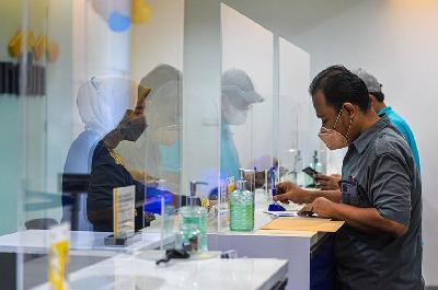 Aktivitas transaksi perbankan di Jakarta. Tempo/Tony Hartawan